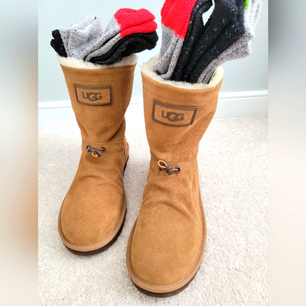 NEW! UGG Classic short Toggler